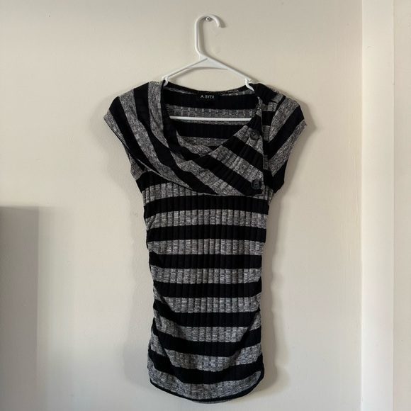 A.Byer Short Sleeve Sweater - Size Small - Picture 3 of 7